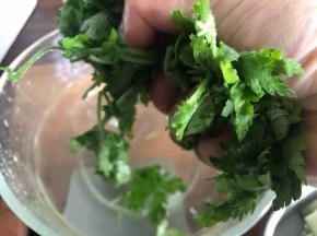 艾叶洗净，挤干水分