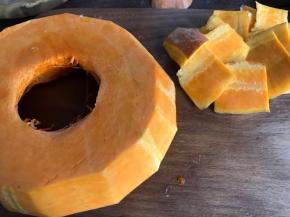 南瓜洗净，去皮