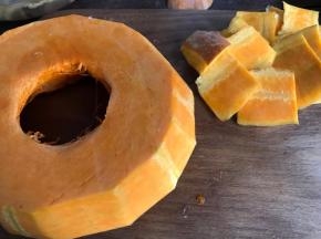 南瓜洗净，去皮