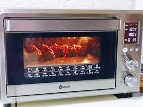 待泡芙表面定型后，将烤箱温度立即调低，上下管180°再烤12-15分钟。(具体时间及温度，根据自家烤箱性能另定)