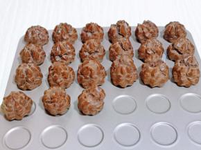 戴上隔热手套取出烤盘，放旁边晾凉。