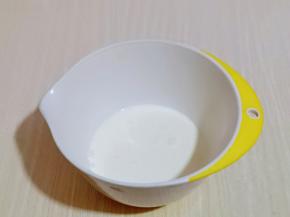 准备奶油打发，淡奶油倒入器具中，加入白砂糖。