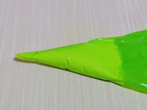 将打发的奶油装入裱花袋中。