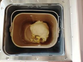 第一次和面结束，加入切成小块的黄油，继续和面15分钟