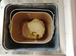 第一次和面结束，加入切成小块的黄油，继续和面15分钟