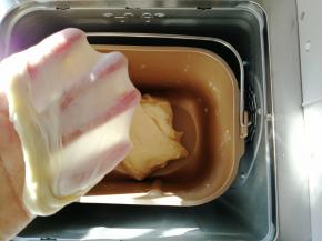 面团和好，能拉出薄膜的状态，将面团留在面包桶内，盖上盖子，发酵2倍大