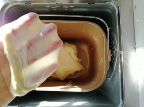 面团和好，能拉出薄膜的状态，将面团留在面包桶内，盖上盖子，发酵2倍大