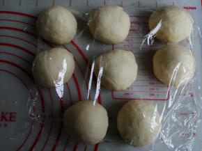 发酵好的面团轻压排气，分成8等份，大概是60克一个小面团，揉圆，盖上保鲜膜，松驰15分钟