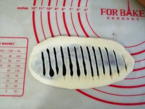 用面包割刀割出若干割口，见到馅料即可，不要割破下面那一层