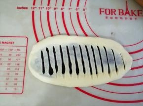 用面包割刀割出若干割口，见到馅料即可，不要割破下面那一层