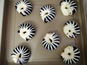 头尾相接，捏紧，放在烤盘上，放入东菱K40C烤箱，用烤箱的发酵档发酵40分钟左右，烤箱内放置一碗热水，使烤箱内保持一定的湿度