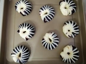 头尾相接，捏紧，放在烤盘上，放入东菱K40C烤箱，用烤箱的发酵档发酵40分钟左右，烤箱内放置一碗热水，使烤箱内保持一定的湿度