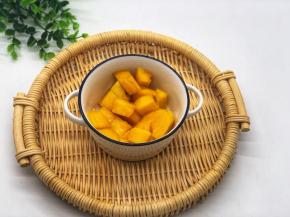 取出芒果粒。