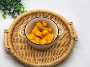 取出芒果粒。