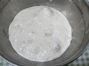 冷藏中种的做法:75克高筋面粉＋75克水＋1克酵母搅拌均匀后放冰箱冷藏10个小时，表面有大气泡，就可以使用。