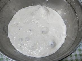 冷藏中种的做法:75克高筋面粉＋75克水＋1克酵母搅拌均匀后放冰箱冷藏10个小时，表面有大气泡，就可以使用。