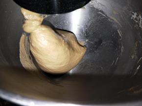 除了黄油，(红糖加水融化使用)所有的原材料＋中种用厨师机搅拌成至扩展阶段，加入软化的黄油，手揉建议预留5克的水分。