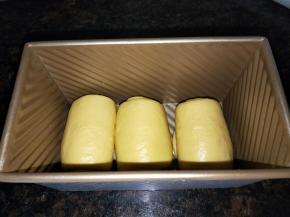 整齐码入吐司盒，35℃发酵至8分满加盖，不加盖，发到九分满。烤箱190℃预热，转180℃烤35分钟。上色满意后盖锡纸。