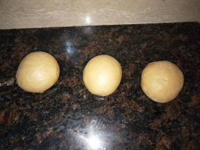 案板上抹上一层薄薄的油，把面团分割成三个等份。