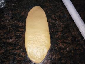 案板上抹上一层薄薄的油，把面团分割成三个等份。一次擀平，卷起全部做好后，盖保鲜膜松弛10分钟