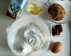 准备食材。红枣洗净控干水分切丁