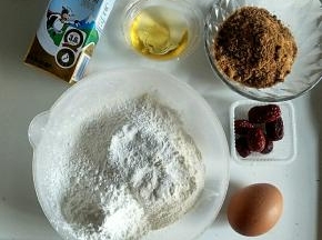 准备食材。红枣洗净控干水分切丁