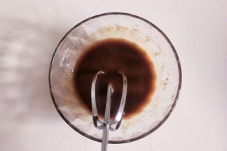 加入玉米油搅拌至没有油花漂浮