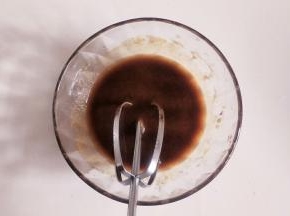 加入玉米油搅拌至没有油花漂浮