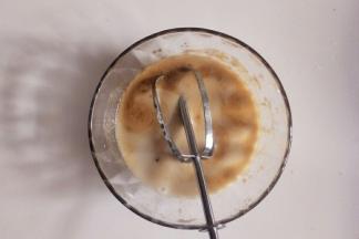 加入牛奶搅拌均匀