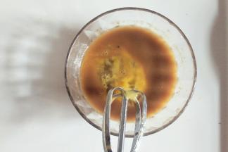 加入蛋液搅拌均匀