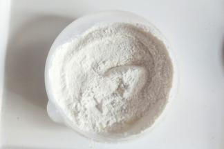 低筋面粉、泡打粉、玉米淀粉混合均匀