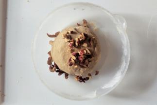 搅拌成面团后加入红枣丁