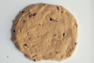 把面团擀成厚度为1厘米左右的薄饼，可撒适量干粉防粘