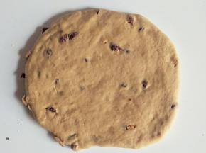 把面团擀成厚度为1厘米左右的薄饼，可撒适量干粉防粘