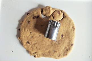 用模具压出形状，没有模具可以切成三角形噢