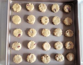 依次做好摆入烤盘，每个之间留出一定的距离。