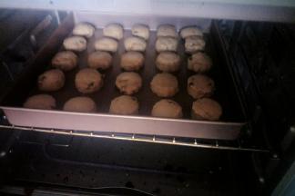 放入提前预热好的烤箱中层，上下火190度约烤15分钟左右。