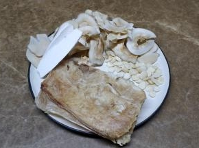 准备好材料，瘦肉切块焯水、苹果去核切块备用