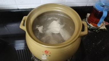 汤煲里放入足量水，放入瘦肉、苹果块大火烧开