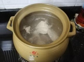 汤煲里放入足量水，放入瘦肉、苹果块大火烧开