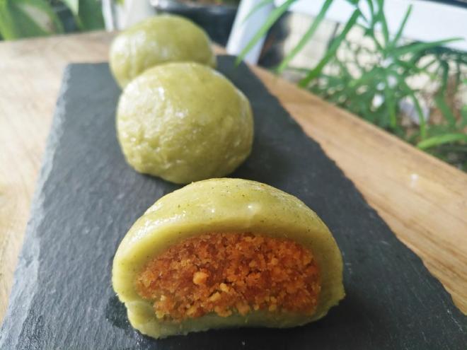 鱼松咸蛋黄馅青团