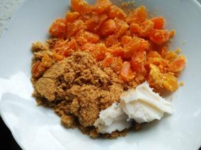 将咸蛋黄切丁，加鱼松和猪油混合，放微波炉加热1分钟