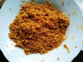 搅拌均匀，尽量将咸蛋黄捣碎