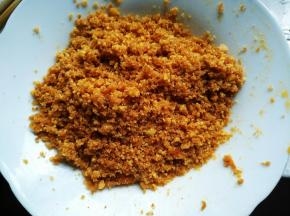 搅拌均匀，尽量将咸蛋黄捣碎