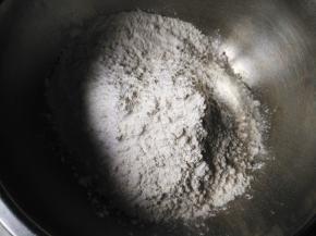 将三种粉类混合均匀备用