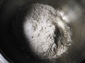 将三种粉类混合均匀备用