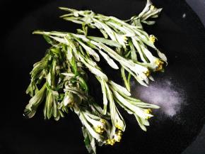 锅里放水，加入少许小苏打，将鼠曲草焯水