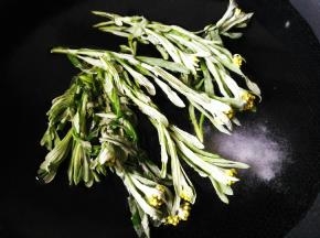 锅里放水，加入少许小苏打，将鼠曲草焯水