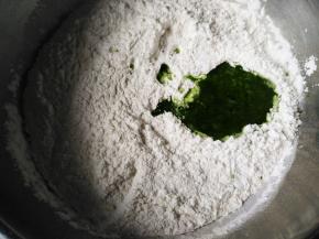 将鼠曲草搅碎，和开水一起倒入粉类，揉成団
