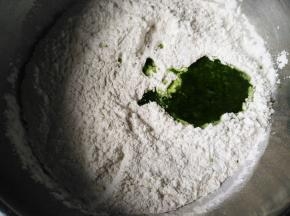 将鼠曲草搅碎，和开水一起倒入粉类，揉成団